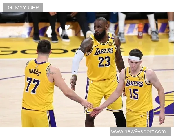 湖人阵容捉襟见肘仅剩十人出战背靠背对抗开拓者三名双向合同球员参战 湖人阵容捉襟见肘仅剩十人出战背靠背对抗开拓者三名双向合同球员参战