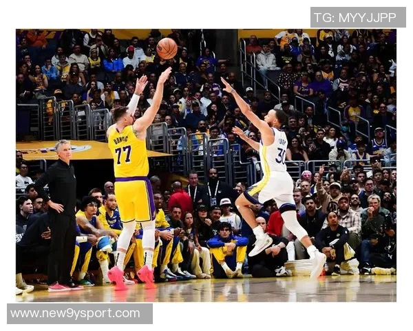 东契奇与里夫斯联手发威勇士油漆区内线防守漏洞显著 东契奇与里夫斯联手发威勇士油漆区内线防守漏洞显著