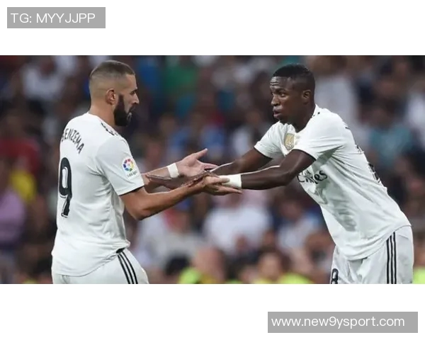 维尼修斯与阿隆索亲密互动缓解皇马更衣室紧张气氛