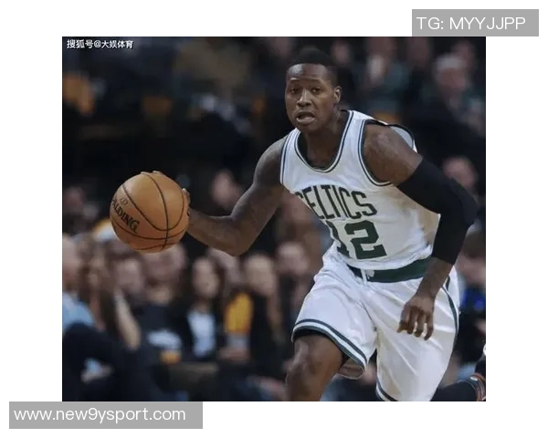 美媒发布AI合成图罗齐尔庭审前手铐黄蜂连帽衫造型引关注 美媒发布AI合成图罗齐尔庭审前手铐黄蜂连帽衫造型引关注