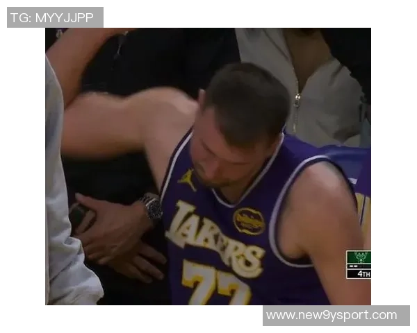 东契奇向里夫斯展示扭伤手指里夫斯惊呼难以置信的反应引发热议 东契奇向里夫斯展示扭伤手指里夫斯惊呼难以置信的反应引发热议