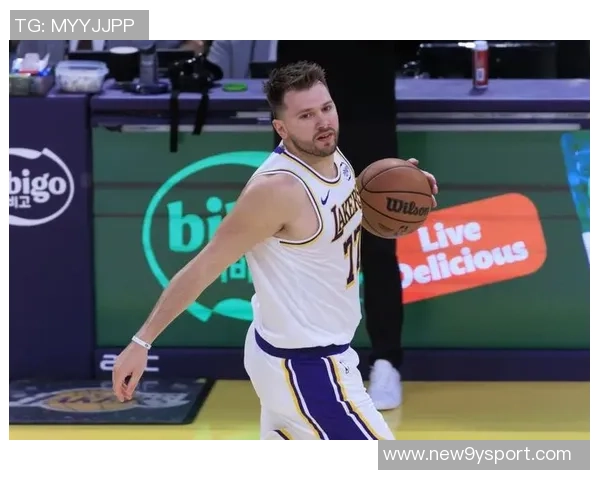 东契奇向里夫斯展示扭伤手指里夫斯惊呼难以置信的反应引发热议