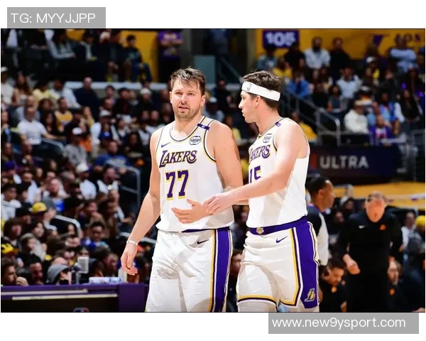 东契奇向里夫斯展示扭伤手指里夫斯惊呼难以置信的反应引发热议 东契奇向里夫斯展示扭伤手指里夫斯惊呼难以置信的反应引发热议